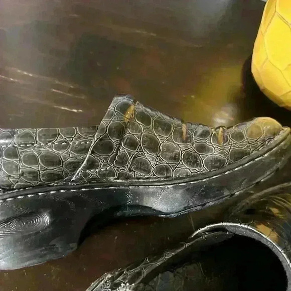 BOC Clog Size 7.5. Black Snake Skin Look. Slip On. - Picture 4 of 7